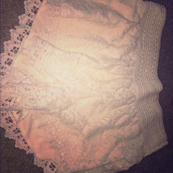 white shorts - Picture 1 of 3